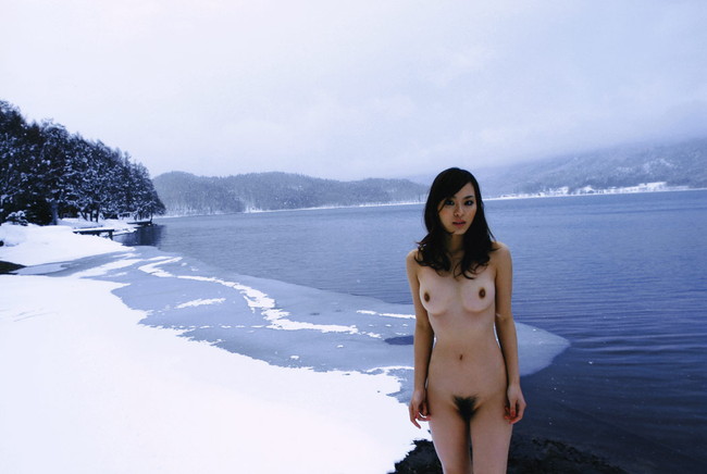 【ヌード画像】雪化粧の中で裸体をさらす美女たちの魅力ｗ（30枚） 23