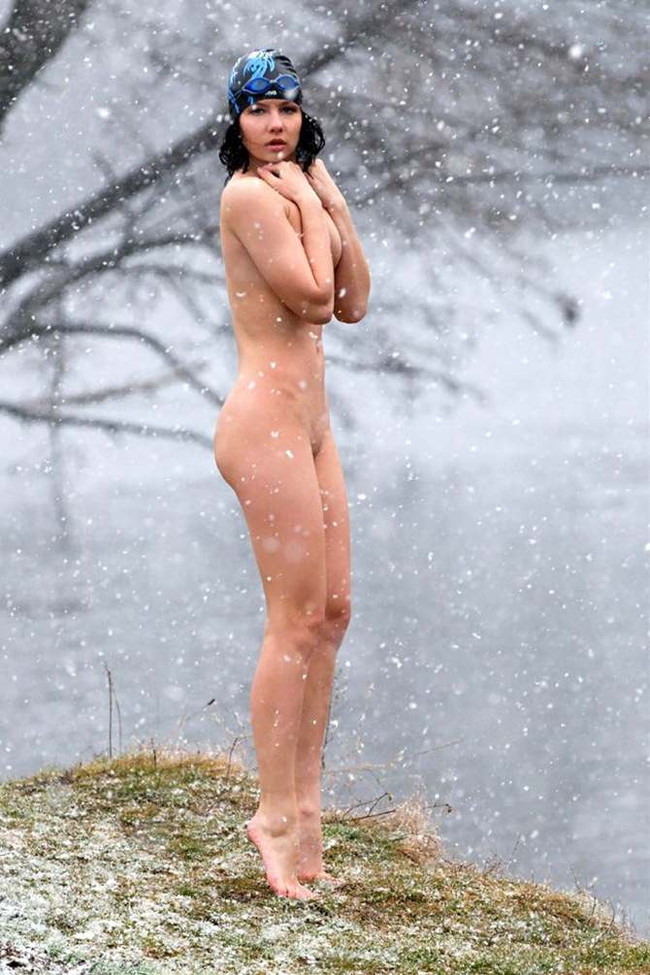 【ヌード画像】雪の上で素肌をさらす露出美女ｗ（30枚） 28