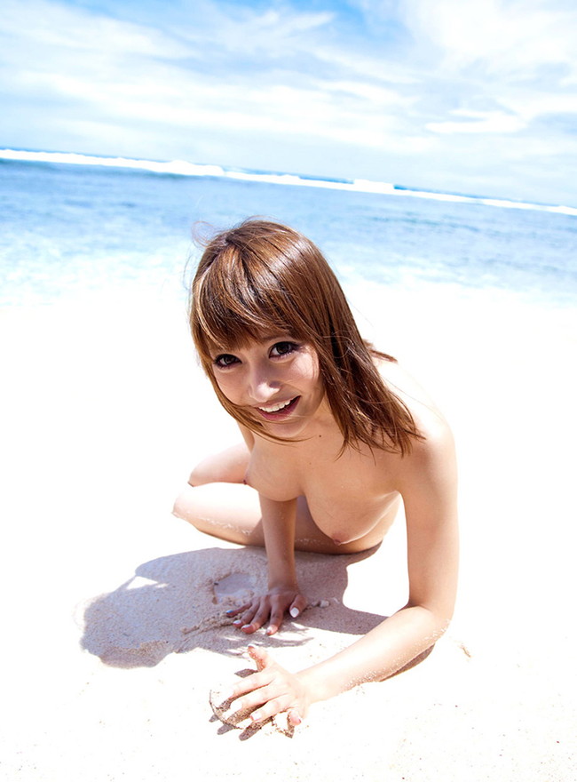 【ヌード画像】砂浜にいる美女は解放感抜群でエロいｗ（30枚） 23
