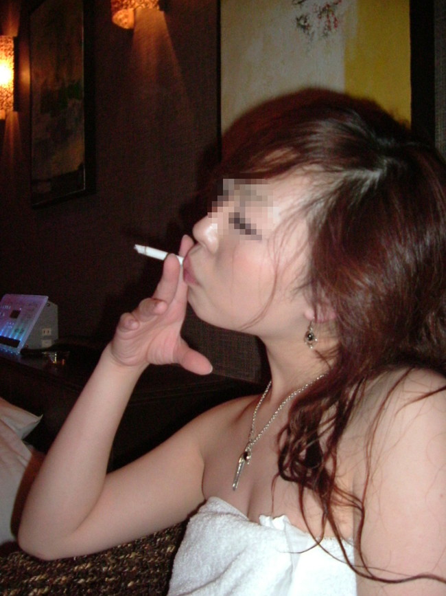 【ヌード画像】タバコを吸いながらのヌード画像集。事が終わった後感や外人のオラオラ感がたまりません！！（50枚） 15