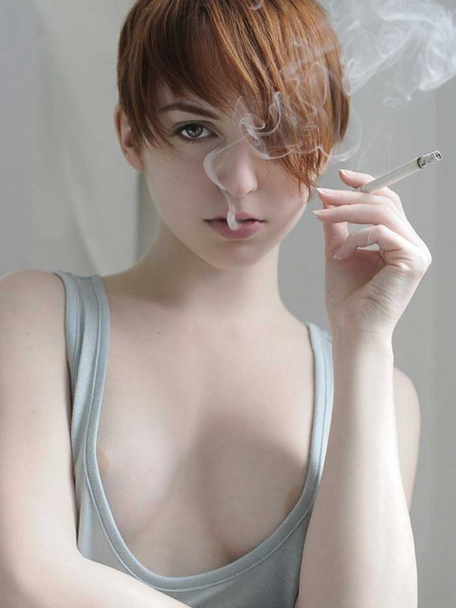 【ヌード画像】タバコを吸いながらのヌード画像集。事が終わった後感や外人のオラオラ感がたまりません！！（50枚） 41