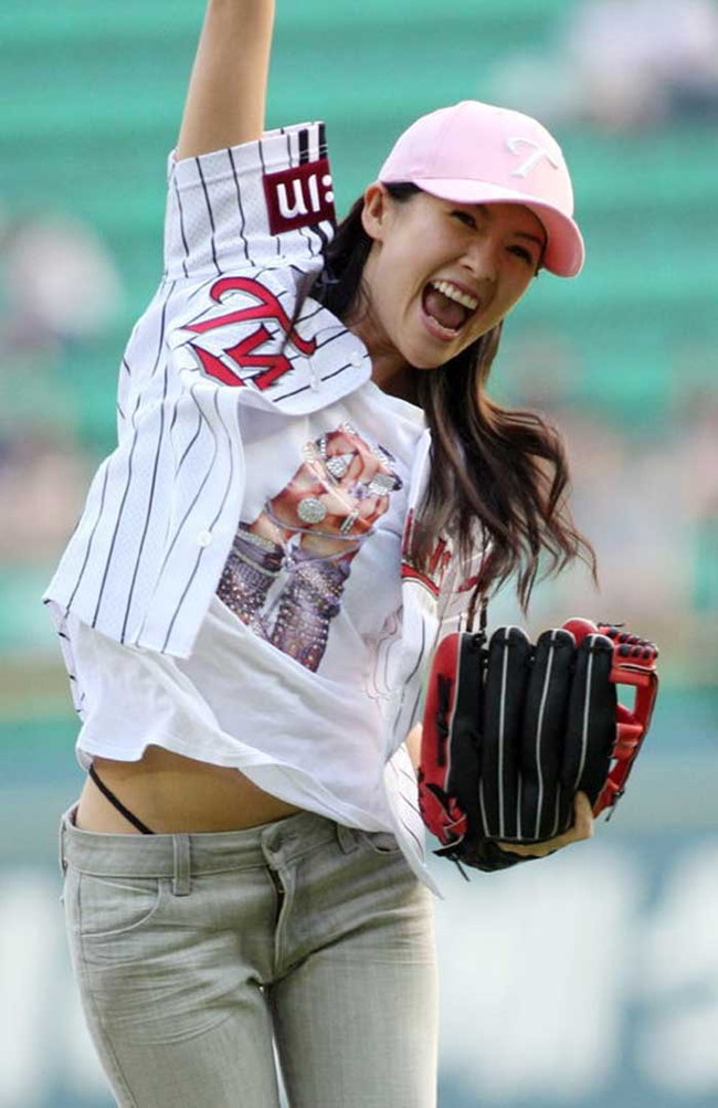 【ヌード画像】女の子が野球のユニフォーム着ると想像以上にエロくなるという事を女性自身はまだ知らないのだろうか？野球ユニのセクシー画像（50枚） 37