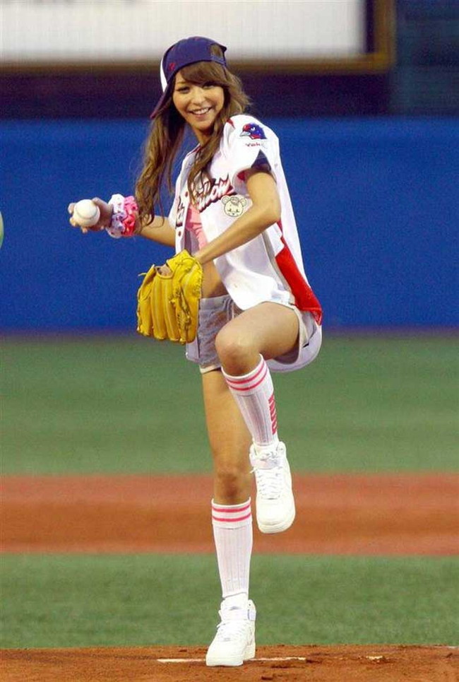 【ヌード画像】女の子が野球のユニフォーム着ると想像以上にエロくなるという事を女性自身はまだ知らないのだろうか？野球ユニのセクシー画像（50枚） 39